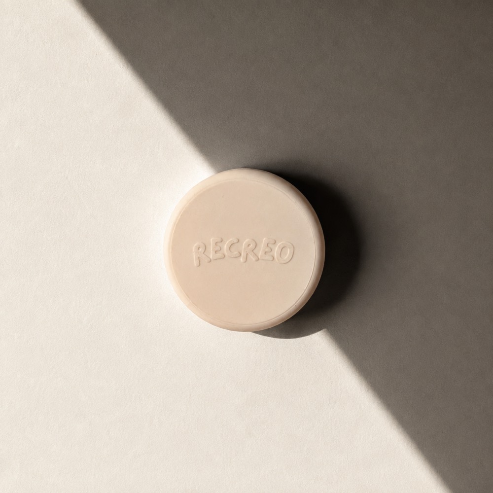 El objeto Recreo visto desde arriba: un disco color crema con RECREO en relieve.